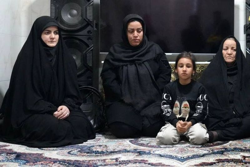 دختر پزشکیان به دیدار خانوادهٔ شهید رحیم‌پور رفت