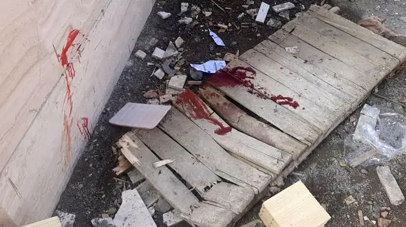 سقوط خونین نگهبان جوان روی میلگردهای آهنین / در یک قدمی مرگ