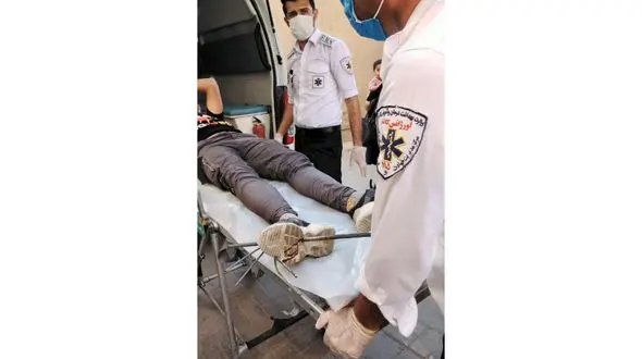 میلگرد در بدن جوان کاشانی گیر کرد + عکس