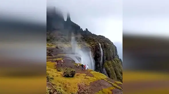 این آبشار خلاف جهت آب حرکت می کند! + فیلم