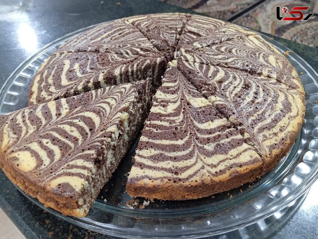 فیلم طرز تهیه کیک زبرا  / کیک دو رنگ نرم و پف‌دار 