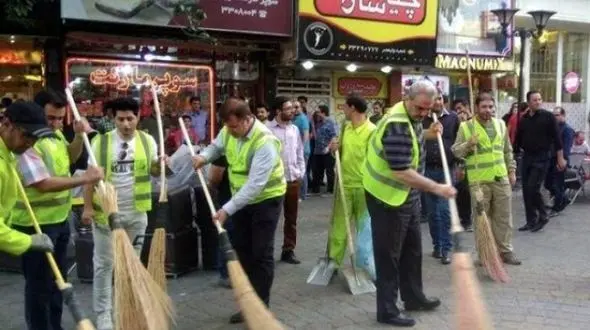 جارو به دست شدن جواد خیابانی در خیابان‌های تبریز +تصاویر