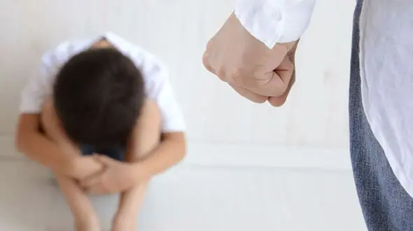 ببینید / شکنجه وحشیانه یک کودک سوری توسط پدر مهاجرش در ترکیه! + فیلم