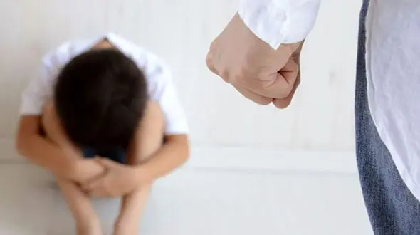 ببینید / شکنجه وحشیانه یک کودک سوری توسط پدر مهاجرش در ترکیه! + فیلم