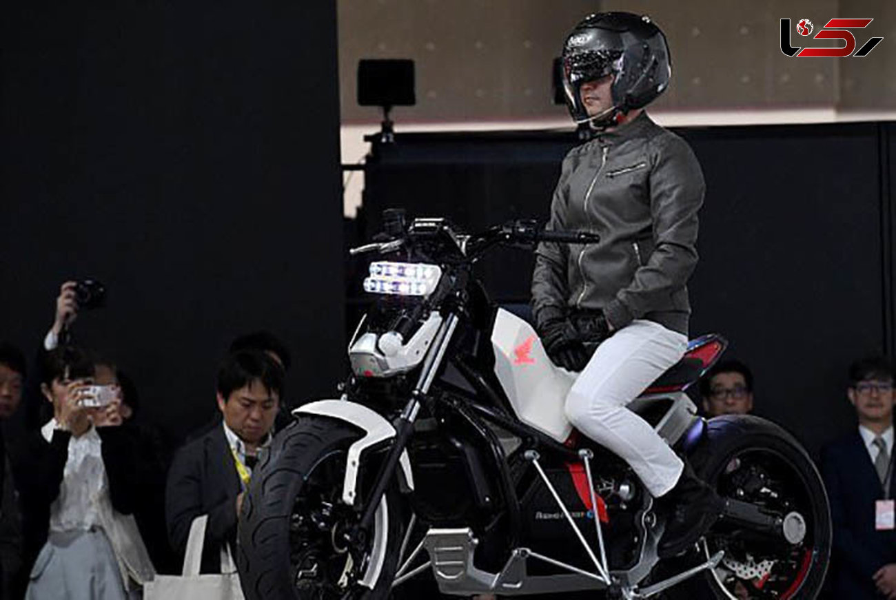 رونمایی شرکت هوندا از موتورسیکلتی که بدون راننده ایستاده می ماند