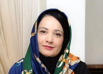 نگاهی به دکوراسیون منزل نسرین نصرتی، فهیمه سریال پایتخت / از پرده های تور فرانسه، میز ناهارخوری نوستالژی کنده کاری شده، نمای ساختمان قدیمی