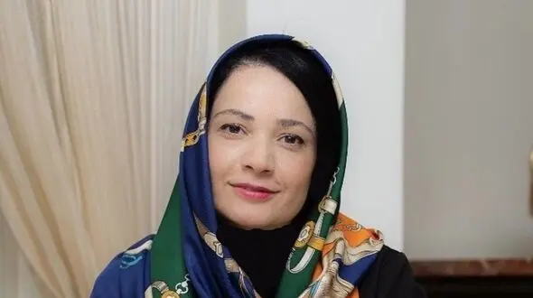 نگاهی به دکوراسیون منزل نسرین نصرتی، فهیمه سریال پایتخت / از پرده های تور فرانسه، میز ناهارخوری نوستالژی کنده کاری شده، نمای ساختمان قدیمی