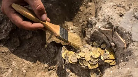 2 نوجوان گنج سکه های طلا از یک کوزه را یافتند + عکس های باورنکردنی