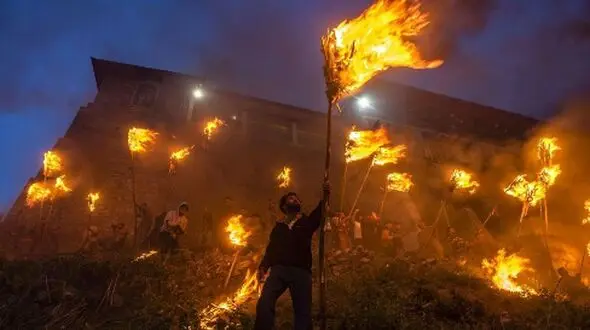 فیلم / جشن مشعل‌افروزی در کشمیر؛ داستانی 700 ساله از دل تاریخ