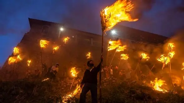فیلم / جشن مشعل‌افروزی در کشمیر؛ داستانی 700 ساله از دل تاریخ