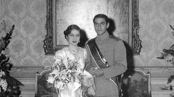 عکس سفر به ایام قدیم  / انتشار کارت عروسی  لوکس محمدرضا پهلوی و فوزیه در صفحه اول روزنامه الاهرام مصر !