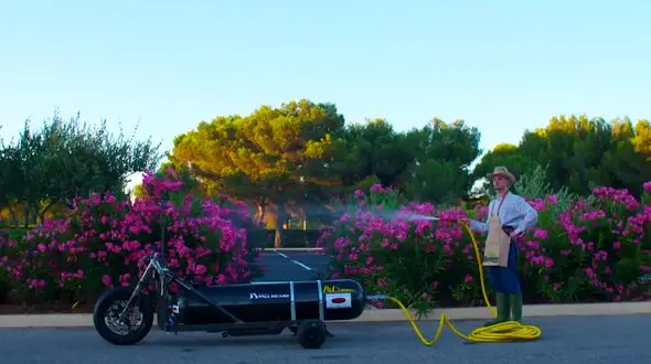 شتاب شگفت انگیز موتورسیکلتی که با آب حرکت می کند + فیلم