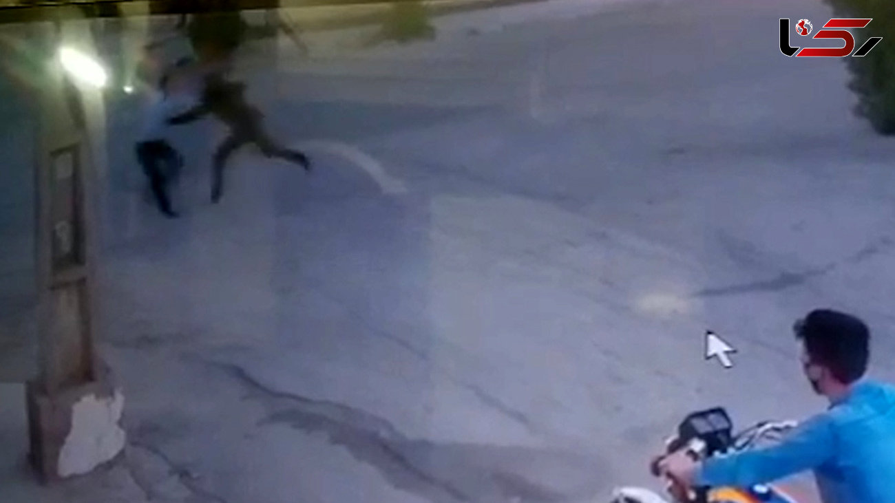 فیلم لحظه زورگیری خشن 2 چاقوکش از مرد اهوازی در روز روشن + عکس