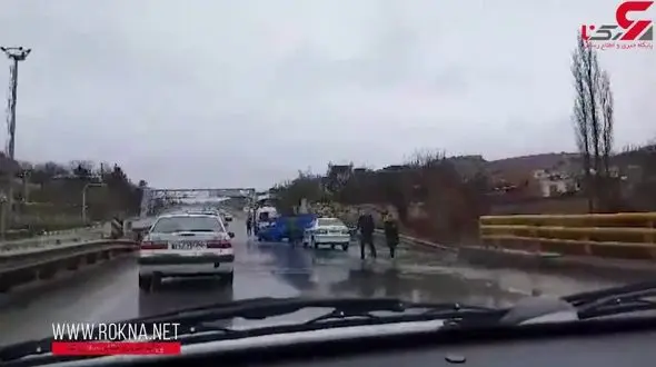 انحراف یک دستگاه وانت نیسان در محور تهران فیروزکوه + فیلم 