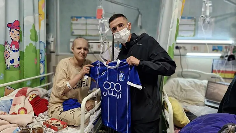 ستاره استقلال در کنار کودکان سرطانی