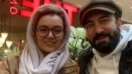 غرغرای مجید صالحی از دست همسرش: زنم خیلی گیر میده به من / هر اتفاقی بیوفته چشم غره میره یا انگشت تکون میده/ خونمون شرایط جنگی آماده باش داره