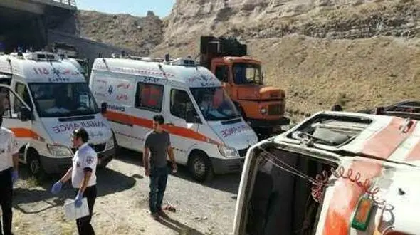 تکرار یک فاجعه / این بار مینی بوس  کارگران معدن آباده واژگون شد !+عکس