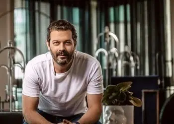 دکوراسیون خانه پژمان بازغی به سبک یه گیلانی تمام‌عیار/ از پرده‌هایی چندرنگ و مبلمانی ساده تا نصب گلیم روی دیوار، لوستر کریستالی قدیمی و آنتیک‌هایی که حال و هوای شمال رو داره+ویدیو