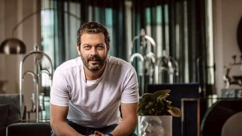 دکوراسیون خانه پژمان بازغی به سبک یه گیلانی تمام‌عیار/ از پرده‌هایی چندرنگ و مبلمانی ساده تا نصب گلیم روی دیوار، لوستر کریستالی قدیمی و آنتیک‌هایی که حال و هوای شمال رو داره