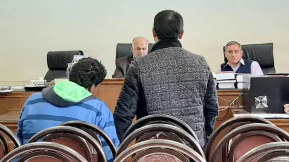 حمله مرد خشمگین با زنجیر به یک مدرسه دخترانه در تهران / سرایدار کور شد + عکس