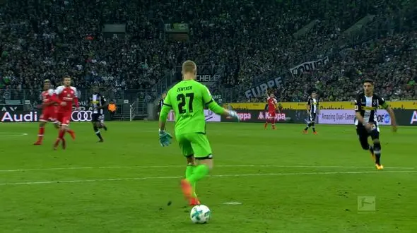 اشتباه خنده دار دروازه بان تیم بوندسلیگایی + فیلم