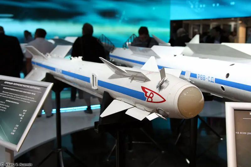 بر روی سخو 35 نصب می شود - موشک آر-۷۳ (نام ناتو: AA-11 Archer) – برای درگیری‌های نزدیک 