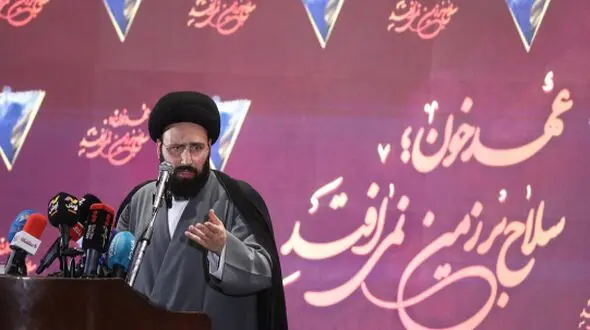سید علی خمینی: متکی به شخص نباشیم/ نسبت به مبانی کوتاهی کرده‌ایم/ باید در نسل جوان خودمان به تقویت مبانی بپردازیم/ دشمنان را متوجه کنیم که اگر بزنید، می‌خورید
