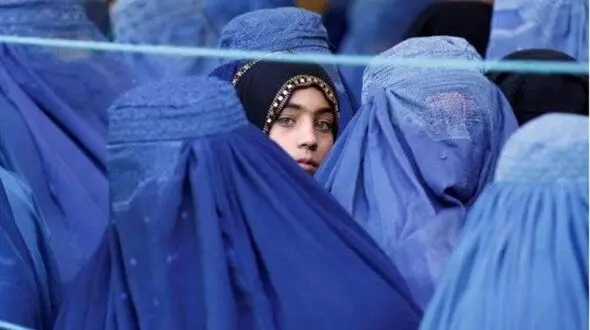 طالبان پوشیدن برقع را برای زنان اجباری کرد / باز هم توبه شکست