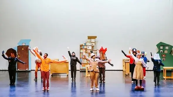 «دختر کفش عروسکی» در پردیس تئاتر تهران به روی صحنه رفت