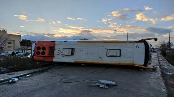 واژگونی هولناک اتوبوس مسافربری در اصفهان + عکس