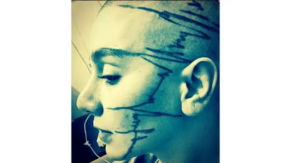 بازیگر زن معروف موهای خود را تراشید+ عکس