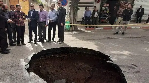 زمین ناگهان دهان باز کرد / در اهواز همه شوکه شدند + فیلم