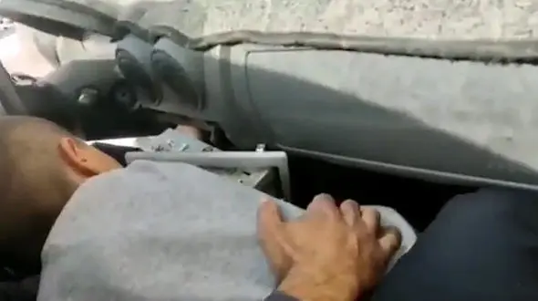 فیلم باورنکردنی از گیرکردن دست پسر بازیگوش در داشبورد ماشین