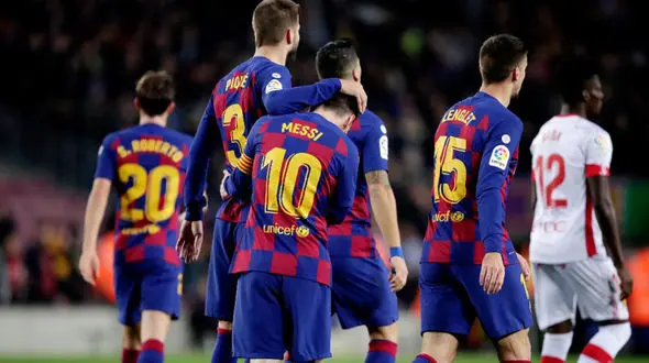 بارسلونا حقوق بازیکنان و کارمندانش را کم می‌کند