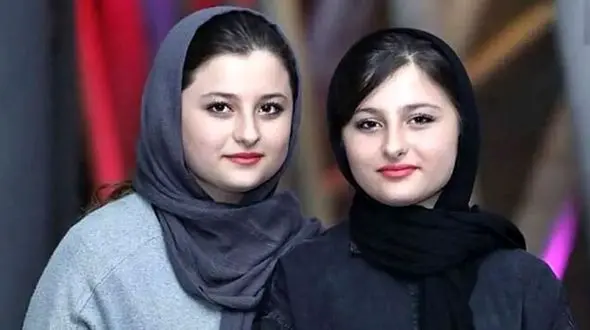 عکس ها / تیپ و استایل زمستانی سارا و نیکا دوقلوهای سریال «پایتخت»  در ایران / سرتا پا صورتی