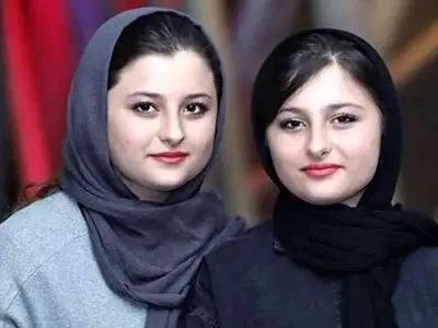 عکس ها / تیپ و استایل زمستانی سارا و نیکا دوقلوهای سریال «پایتخت»  در ایران / سرتا پا صورتی