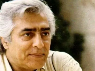 عکس/ سفر در زمان/ «فردین» در مغازه فرش فروشی‌اش در حال حساب و کتاب