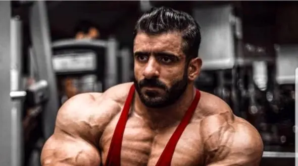 هادی چوپان: بخاطر ضربه هایی که به سرم خورد 20 درصد شنواییم رو از دست دادم، یک زمانی گوشام خیلی تیز بود دوست داشتم هر روز یکی رو بزنم زنگ زدم به خدا گفتم چکار کنم و...+فیلم