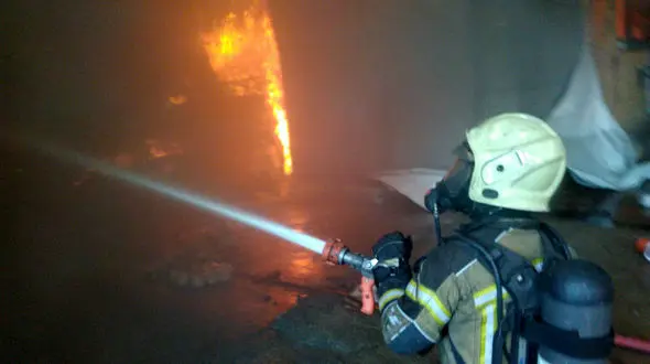 ادامه عملیات نفسگیر اطفاء از طریق نردبان هیدرولیکی در انبار پلاستیک+فیلم