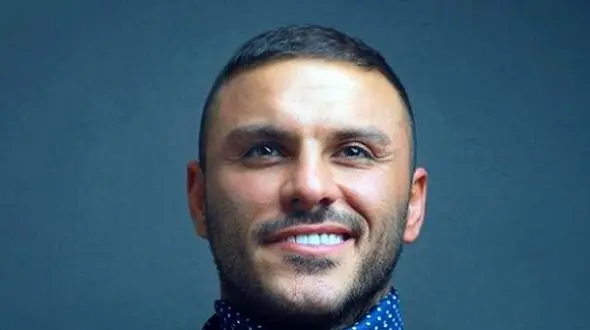 دانلود آهنگ  من آدم آرومیم بازی نکن با روحیم با صدای آرمین زراعی + متن آهنگ