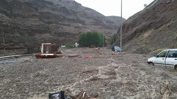 ببینید / ویدیویی عجیب از جاده چالوس پس از سیل + فیلم