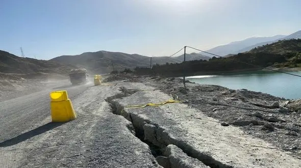 جاده لواسان دهان باز کرد + فیلم و عکس