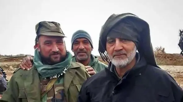 عکس دیده نشده از حضور سردار سلیمانی در محل دفن صدام حسین