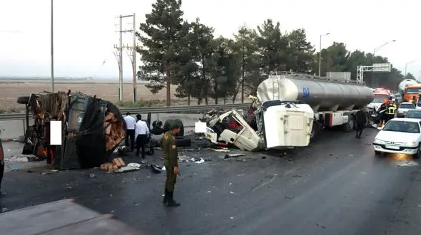 عکس وحشتناک از تصادف هولناک 2 خودروی سنگین در جاده فرودگاه اصفهان / 2 راننده در دم جان باختند + جزییات