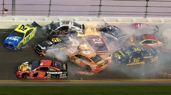 تصاویر هولناک از تصادف زنجیره ای وحشتناک 22 خودرو 
