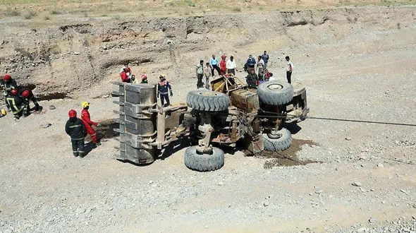 مرگ تلخ راننده لودر در مشهد / مرد جوان زیر لودر جان داد + عکس