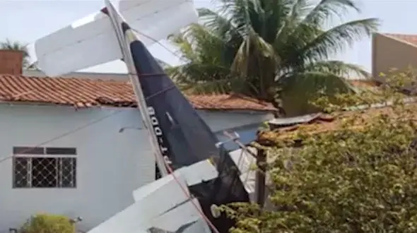 سقوط هواپیمای کوچک روی یک استخر خانگی  + فیلم 