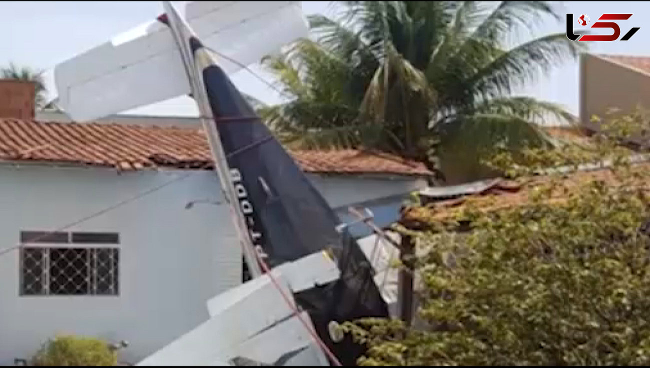 سقوط هواپیمای کوچک روی یک استخر خانگی  + فیلم 