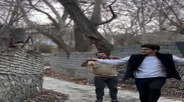 فیلم آواز شاد / پسره جوری رو پاهاش برا رقص پا تسلط داره که همه محوش شدند!