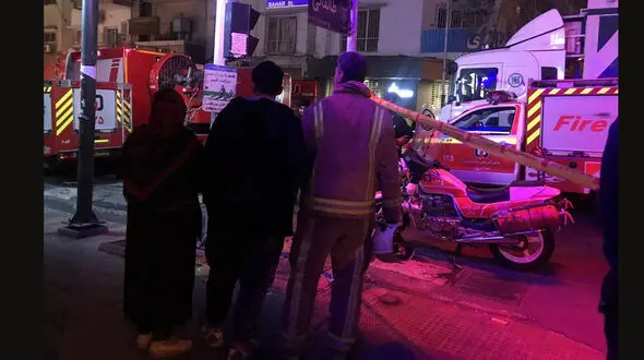 التماس مادر و پسر آتش نشان فداکار در آتش سوزی ساختمان ۱۵۳ بهار / داخل نرو + عکس